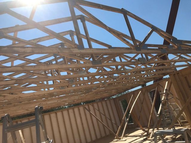 Le soleil brille à travers le toit d'un bâtiment en construction