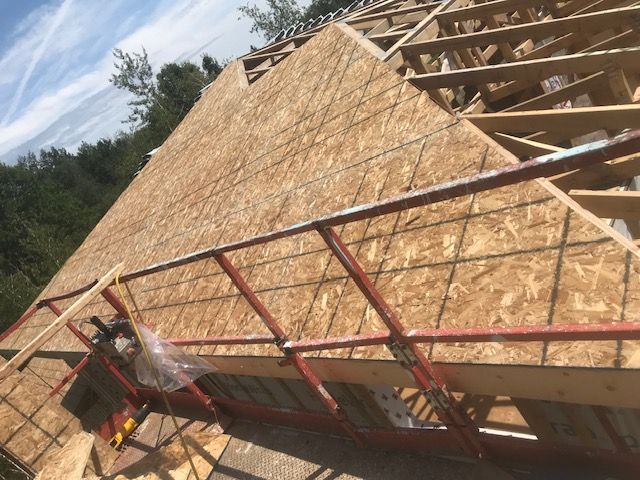 Un toit en construction avec une échelle dessus