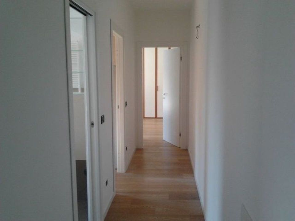 corridoio con porte in legno