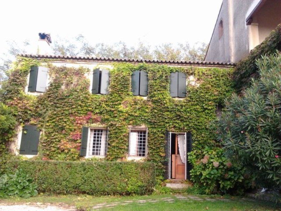 villa con finestre dotate di scuri in legno