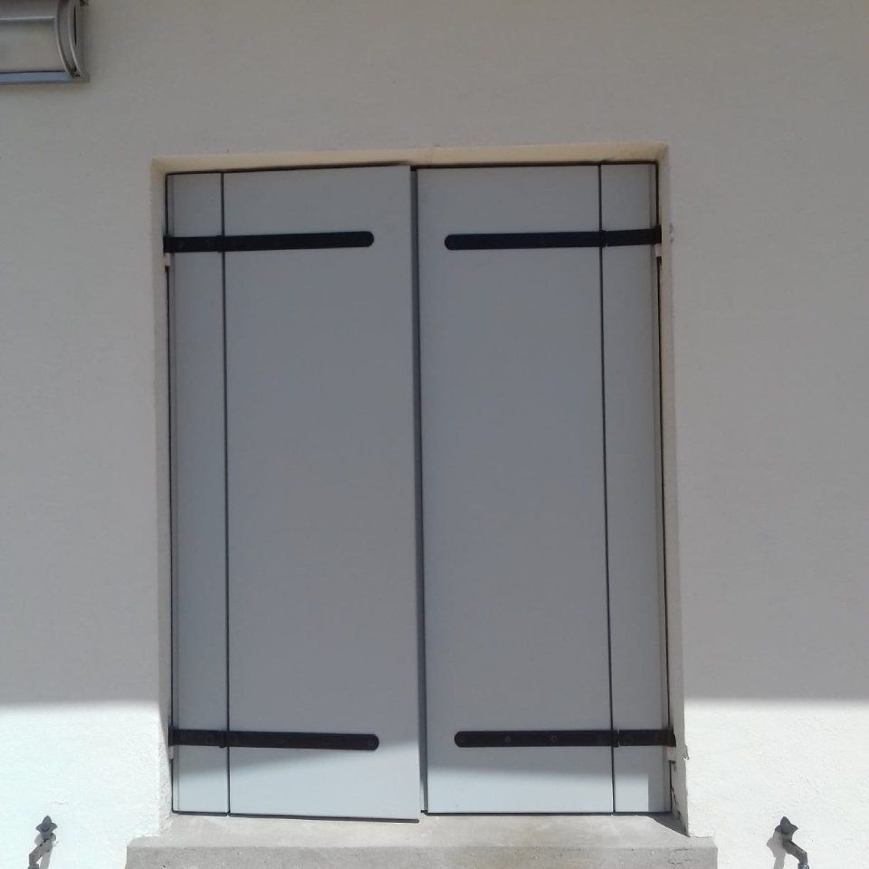 scuri in legno bianco