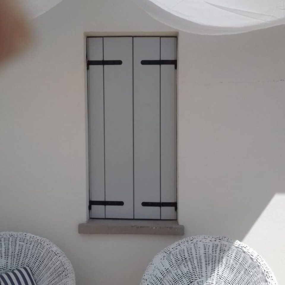 finestra con scuri chiusi