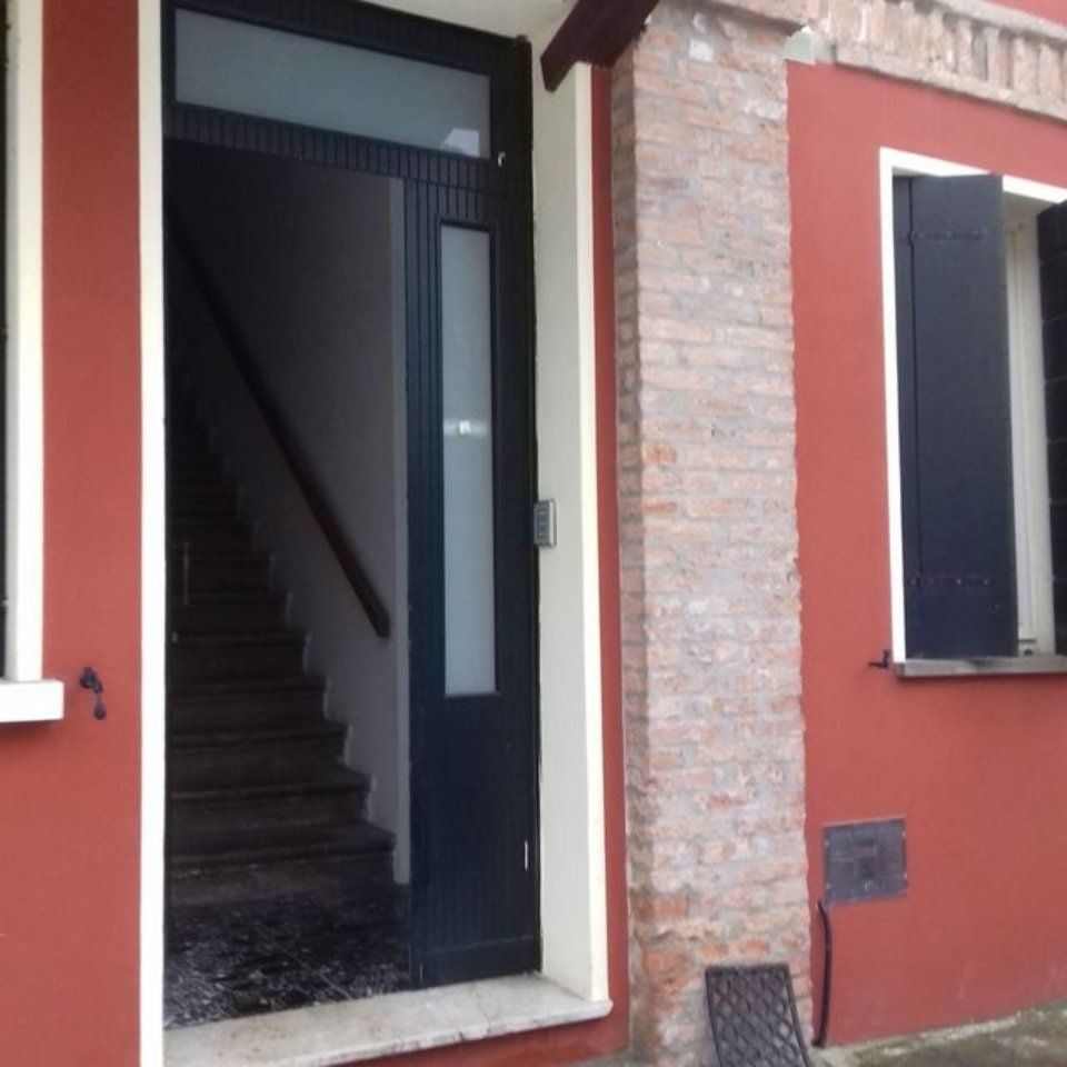 portone d'ingresso in legno con vetrata