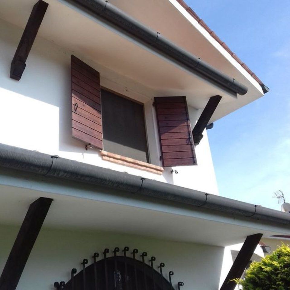 finestra con scuri in legno