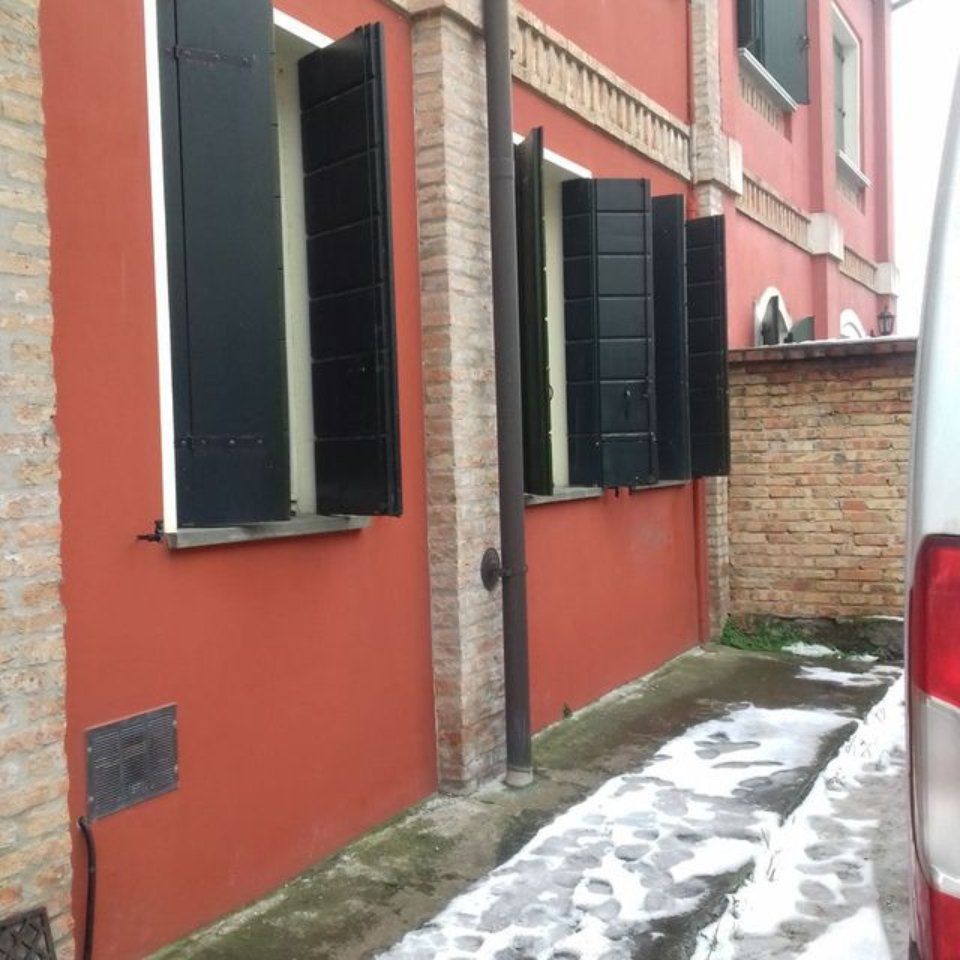 ampia vetrata con telaio in legno