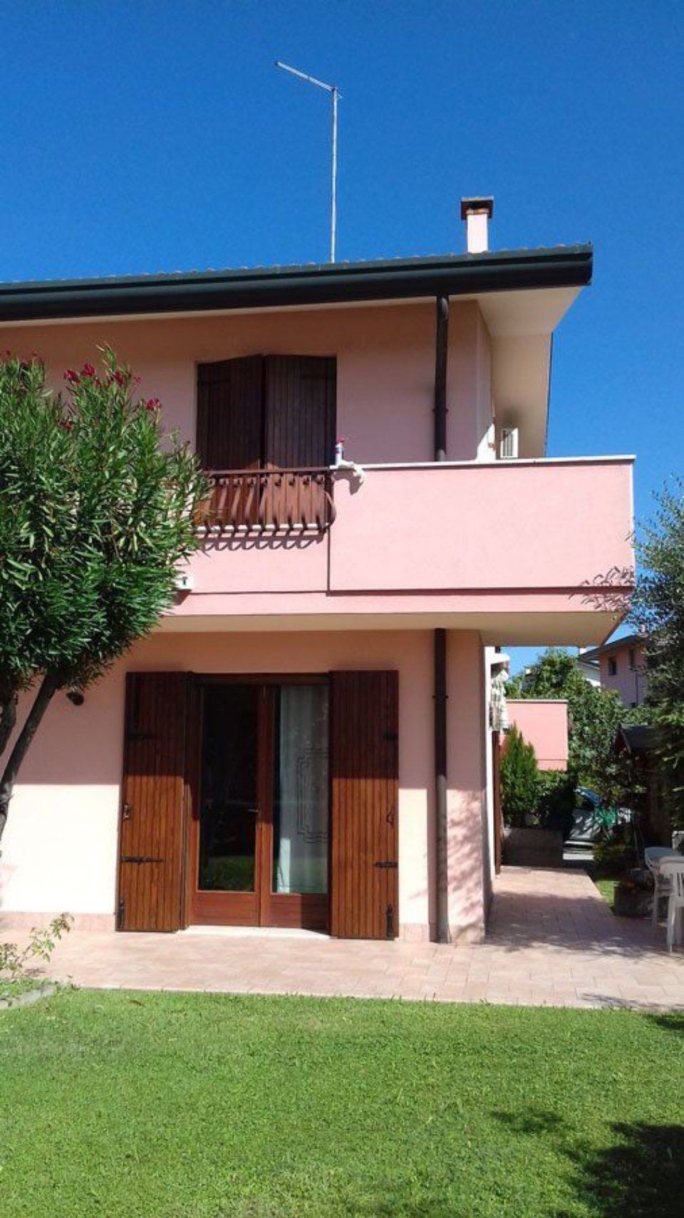 casa con infissi in legno