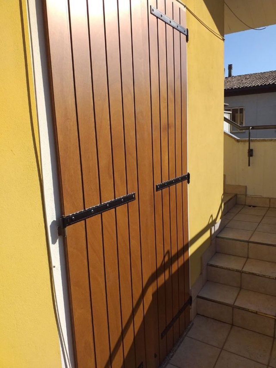 battenti in listoni di legno e ferro