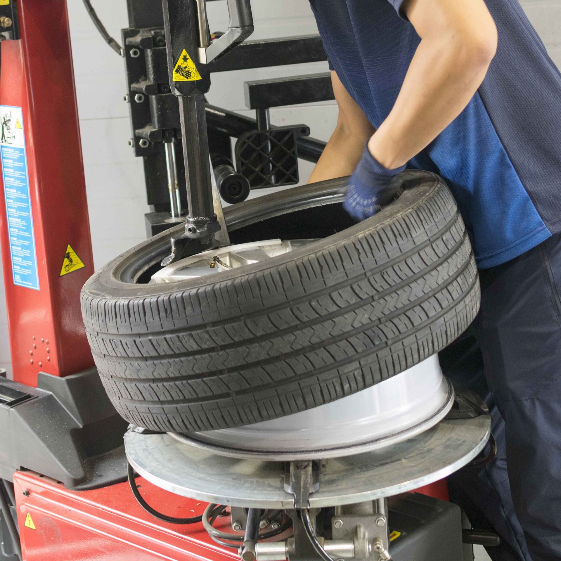 Un uomo sta cambiando una gomma su una macchina