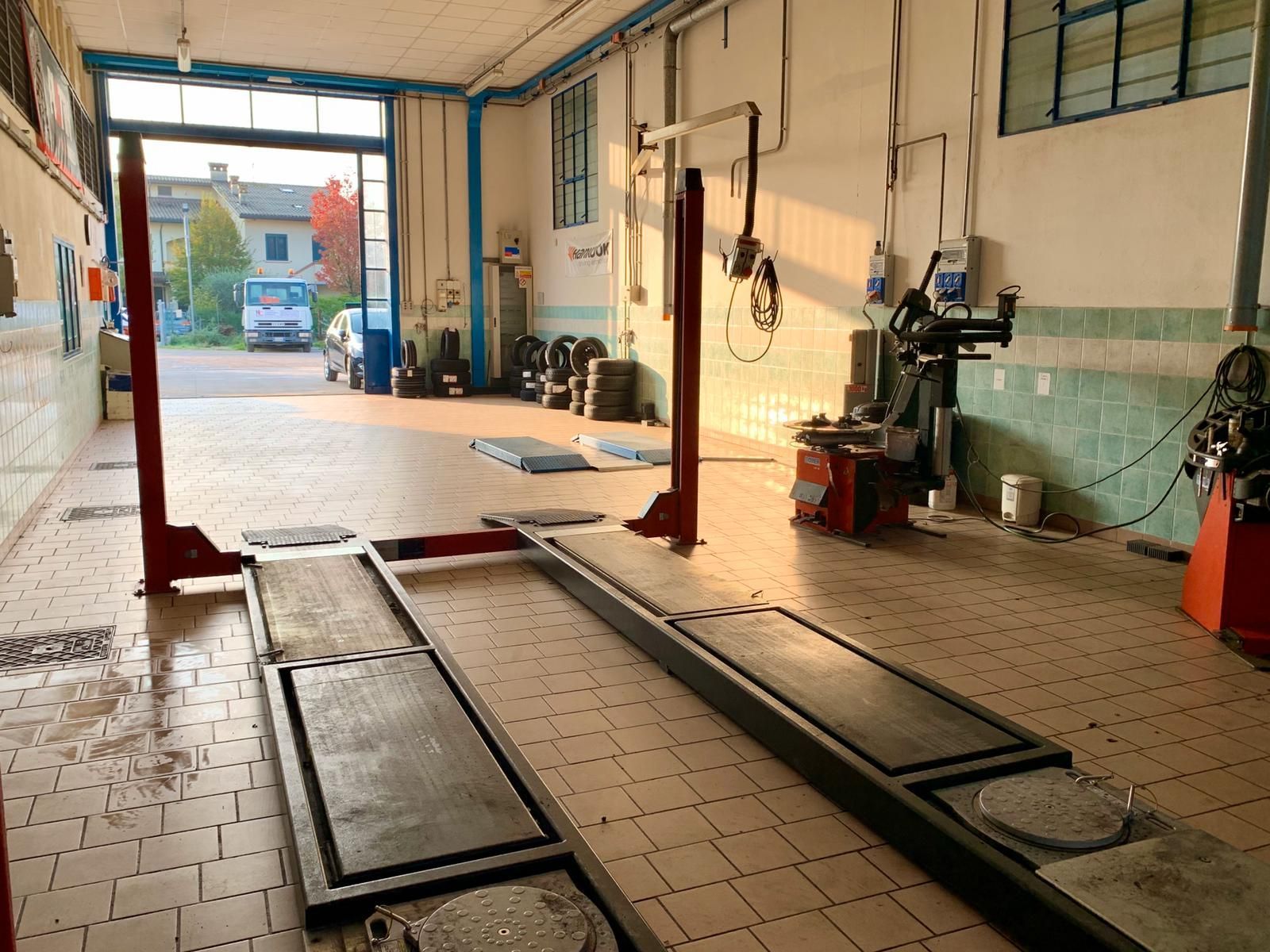 Interno autofficina con pedana di sollevamento auto