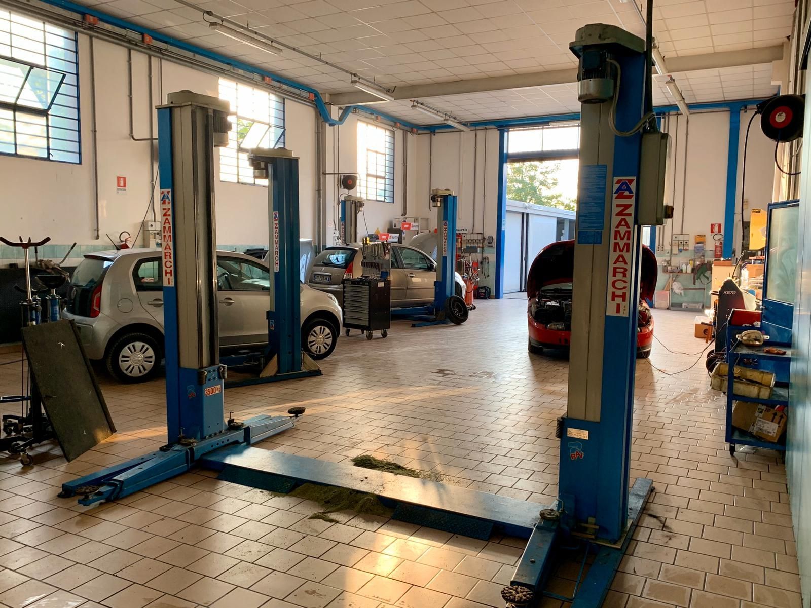 macchine all'interno di un'autofficina