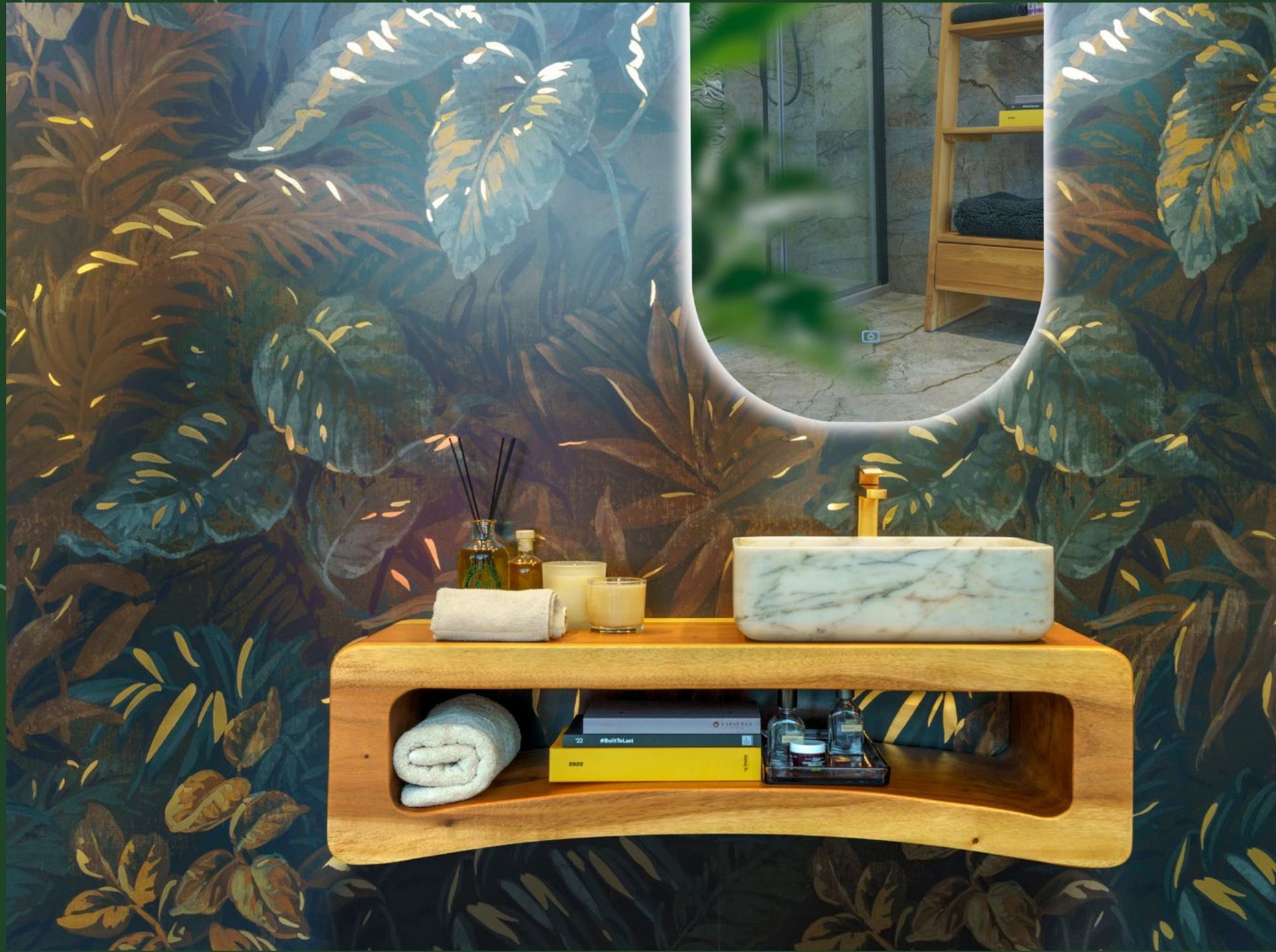 un bagno con lavabo , specchio e mensola in legno