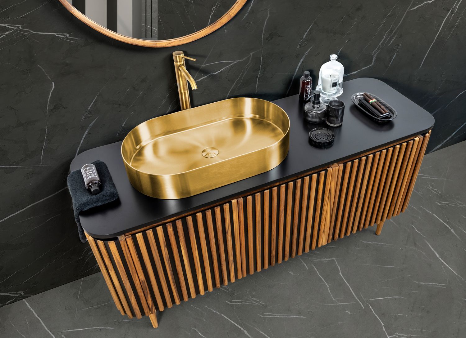un lavabo dorato e un mobile nero in un bagno