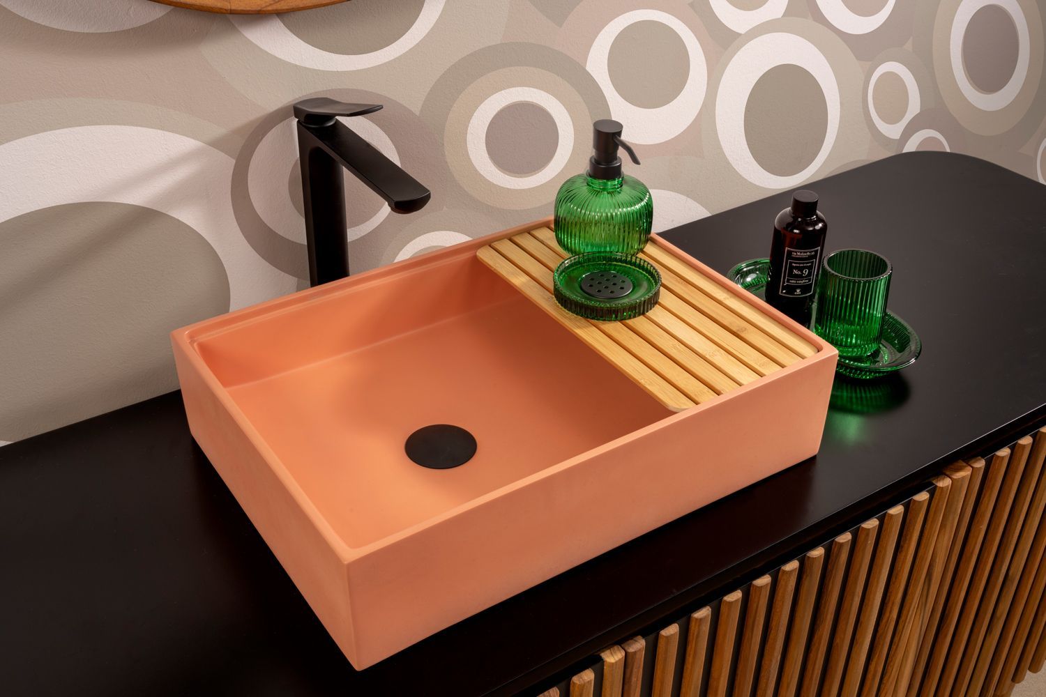 un mobile da bagno rosa 