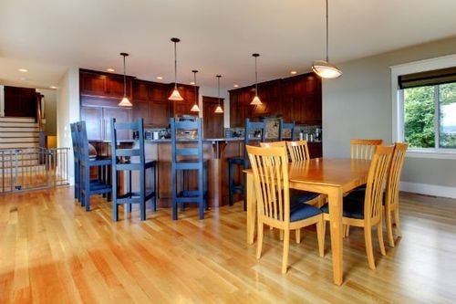 cucina e angolo da pranzo con mobili  in legno