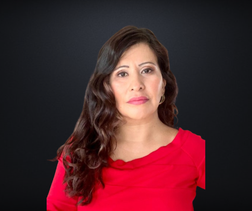 Una mujer con una camisa roja está parada frente a un fondo negro.