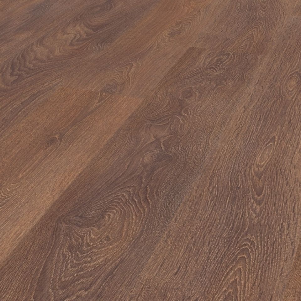 pavimento in legno scuro laminato