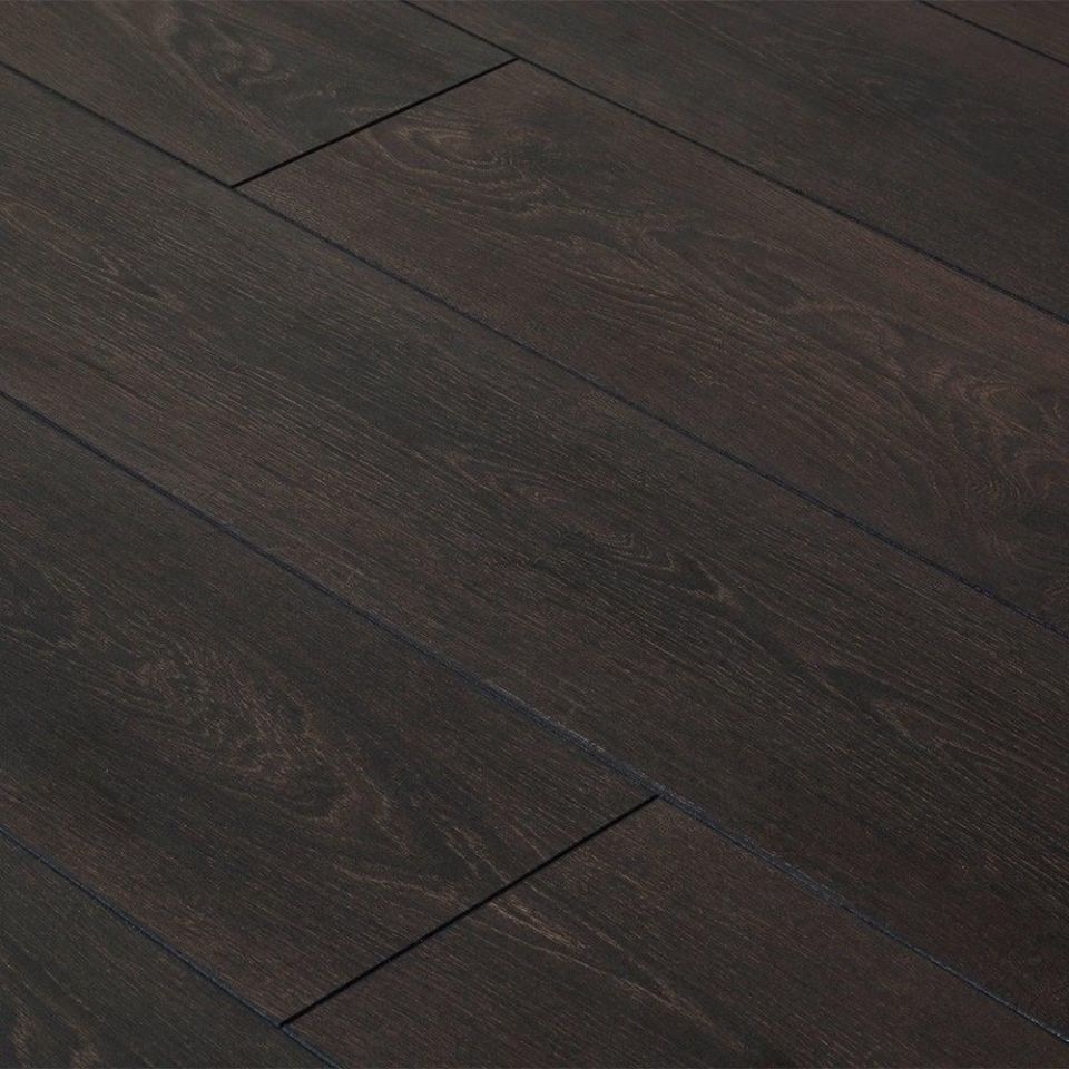 pavimento in legno scuro laminato