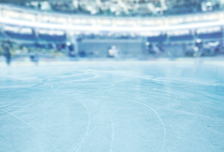 een onscherpe afbeelding van een hockeyveld met een menigte op de achtergrond.
