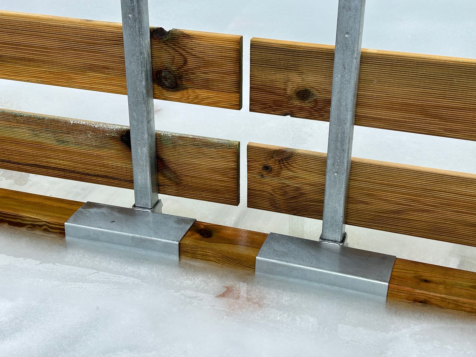 Een houten omheining bevroren in een ijsbaan