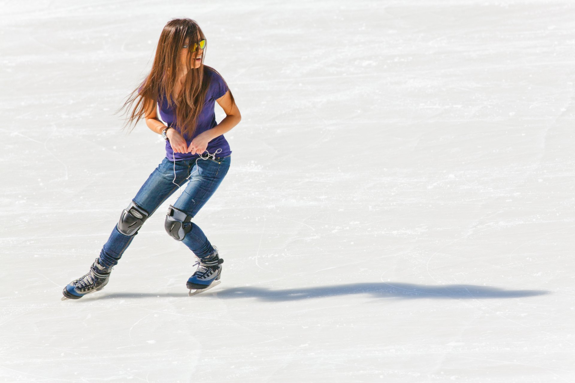 Een jong meisje schaatst op ijs