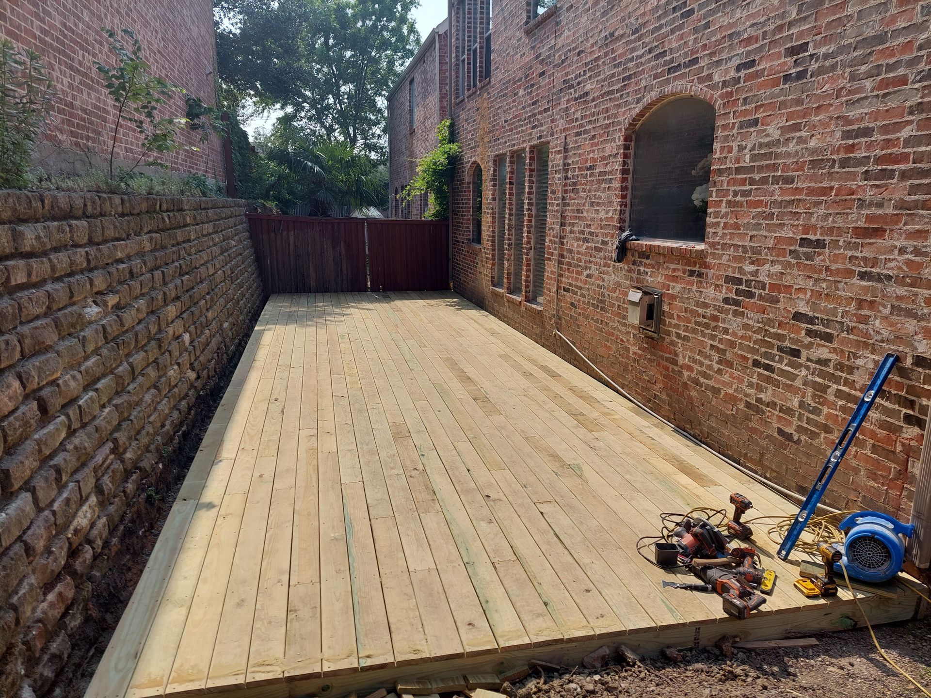 a bathroom with a bathtub , sink , shower and mirror .