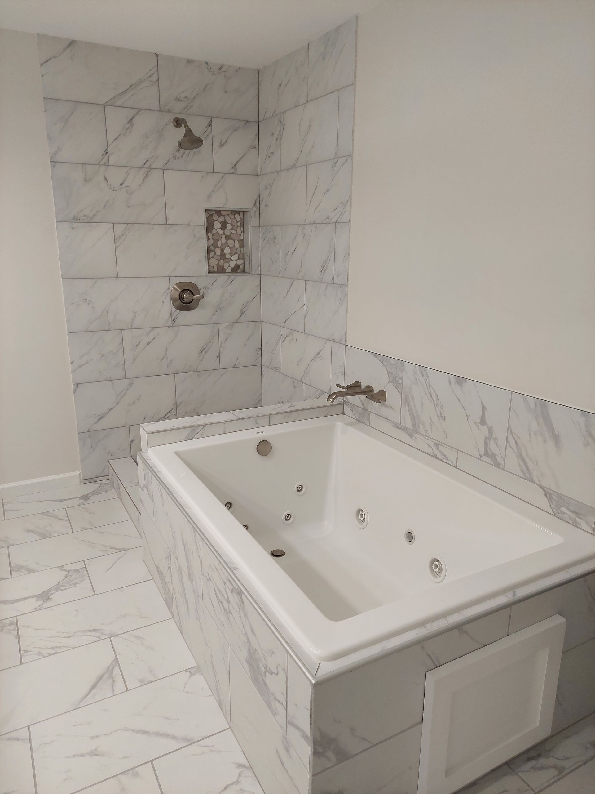a bathroom with a jacuzzi tub and a shower .