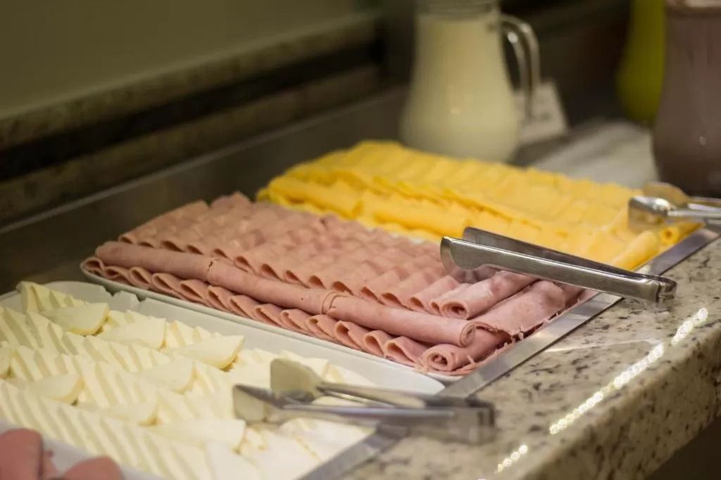 Há muitos tipos diferentes de comida no balcão.