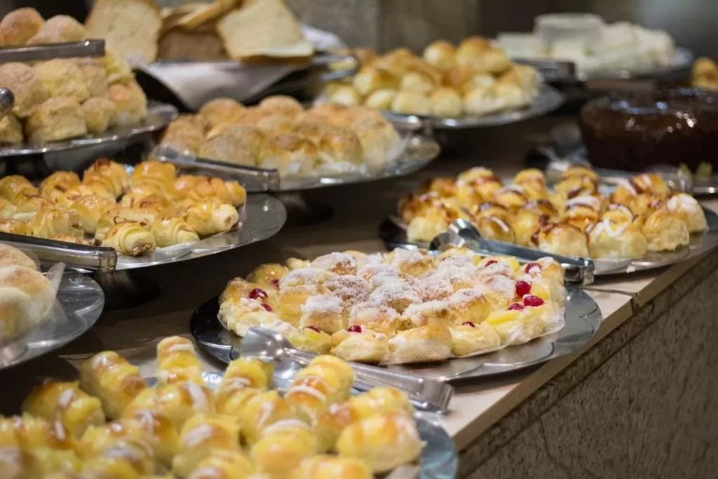 Há muitos tipos diferentes de doces na mesa.