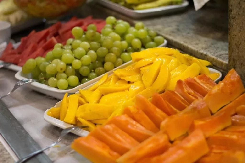 Há muitos tipos diferentes de frutas na mesa.