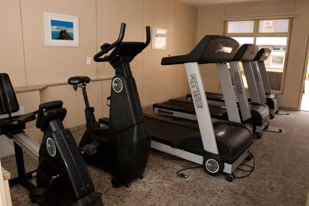 Uma academia com esteiras e bicicletas ergométricas