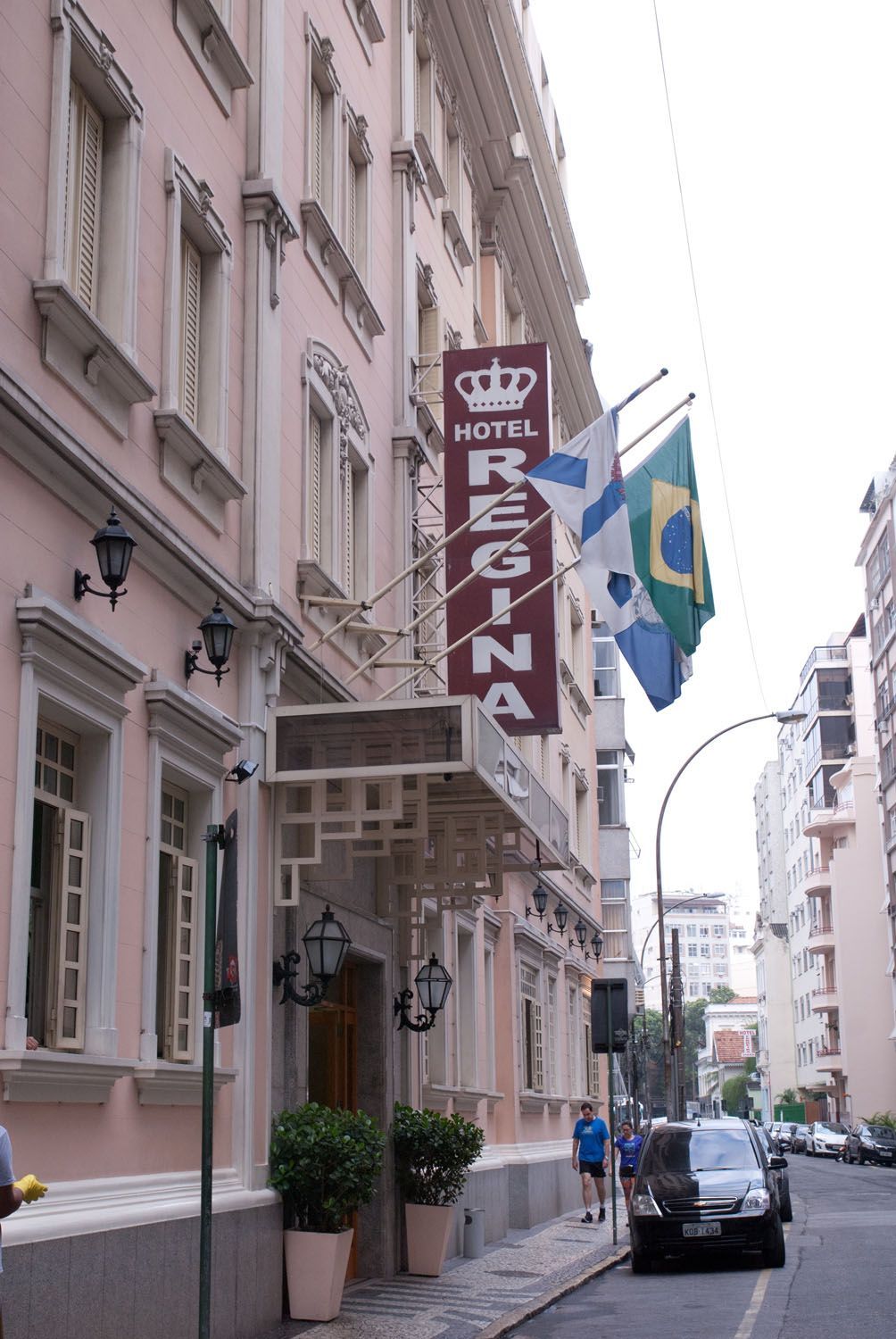 Um hotel com uma placa que diz regina