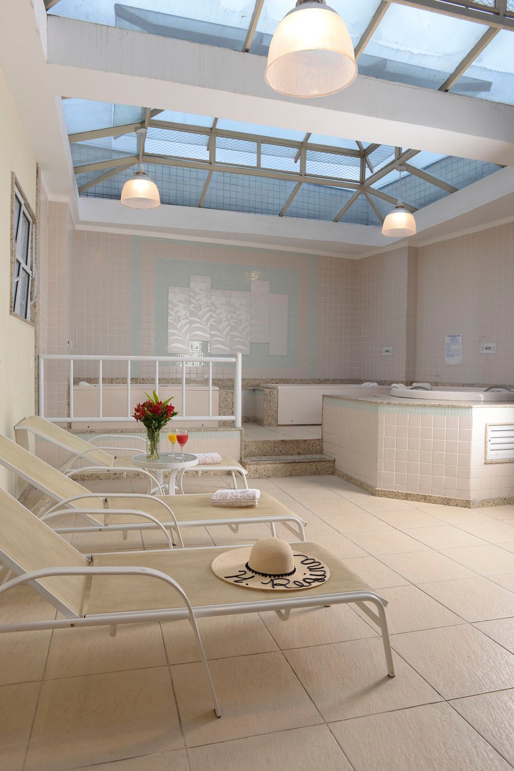 Uma sala com muitas cadeiras e uma jacuzzi.