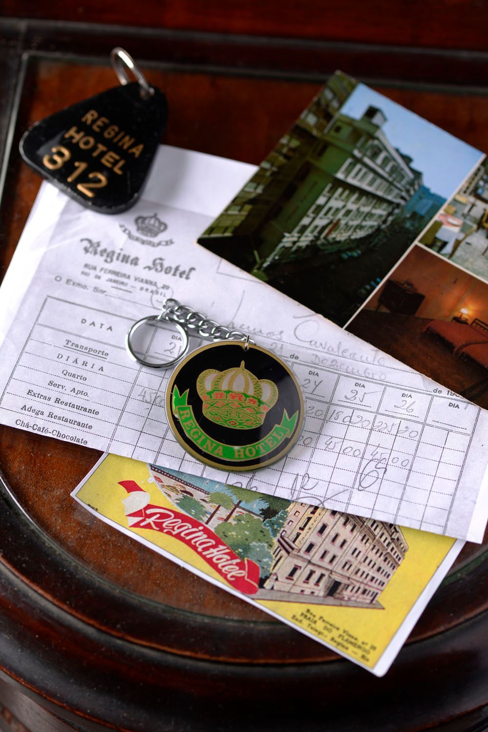 Uma chave do hotel regina está em cima de uma mesa