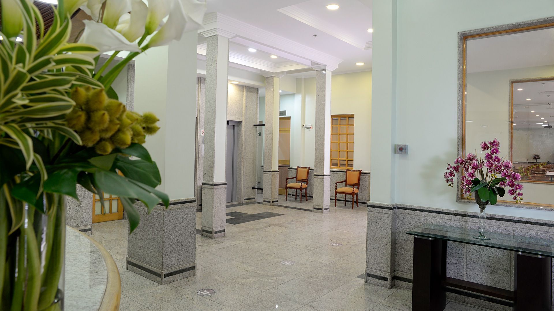 Há um vaso de flores no meio do corredor.