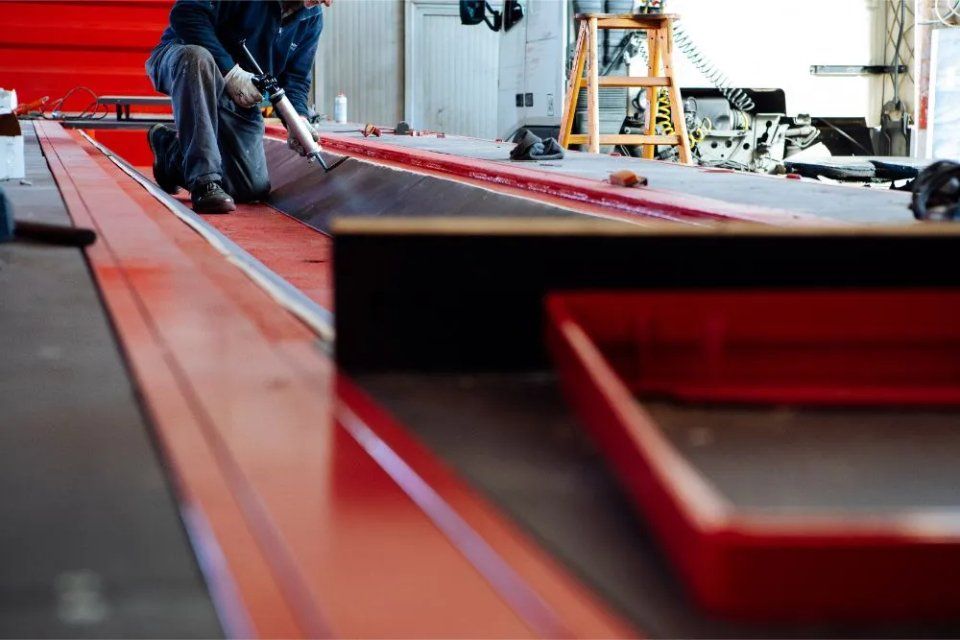 Tecnico al lavoro su una struttura rossa