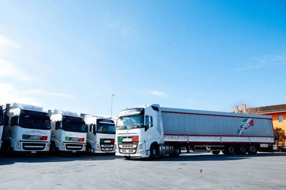 Tre autocarri parcheggiati