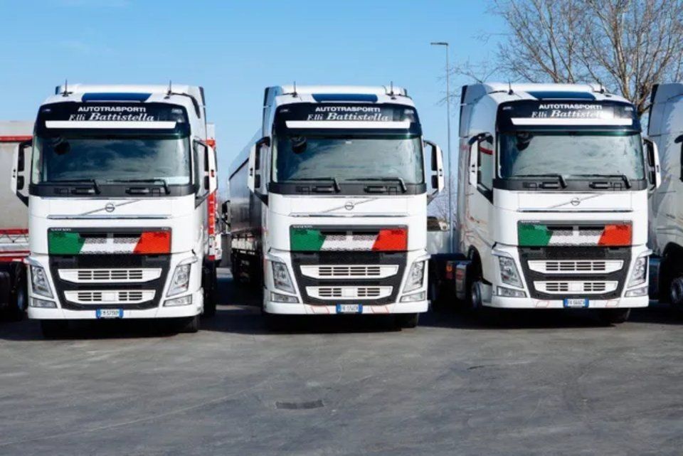 Tre autocarri fotografati da davanti