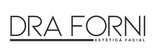 El logotipo de dra forni estetica facial es en blanco y negro.