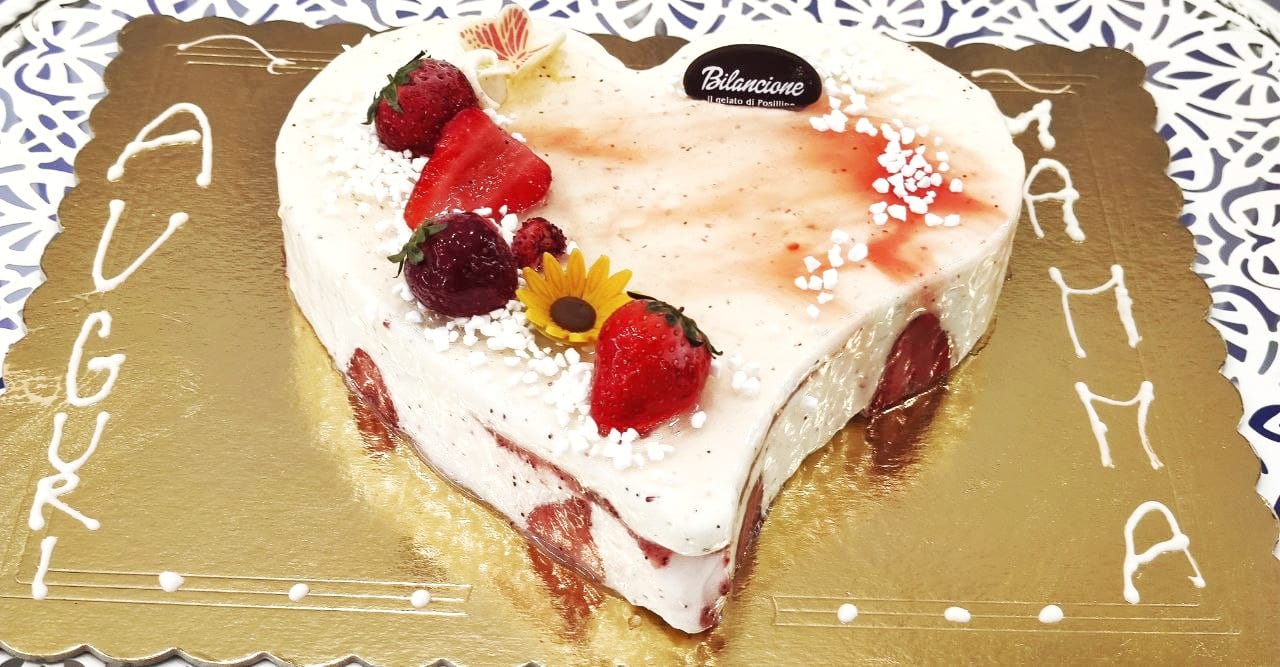 torta con fragole e frutti rossi