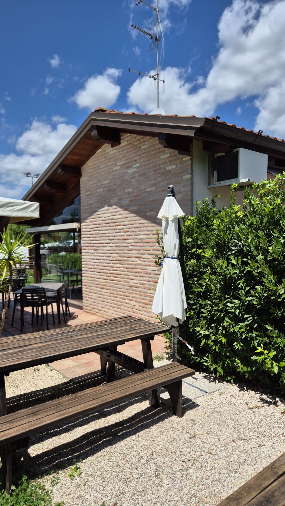 giardino con ombrelloni esterno