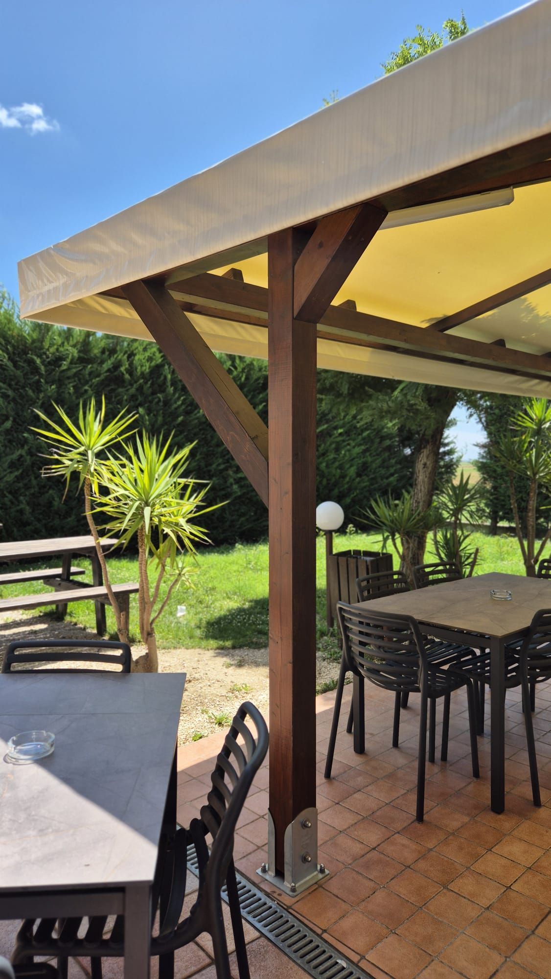 giardino ed esterno bar