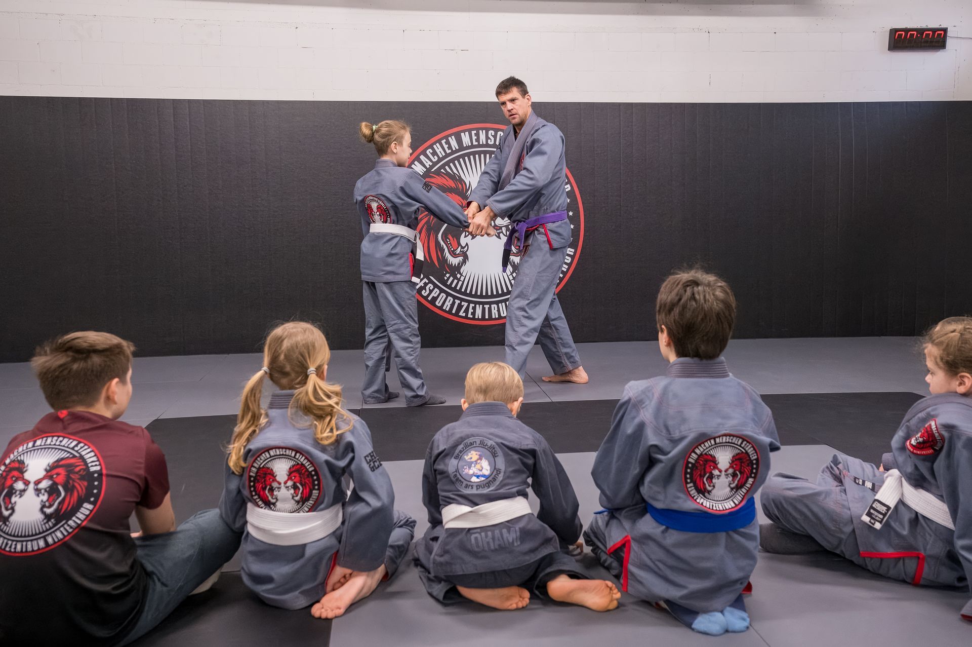 Zwei Personen erklären etwas an einem Whiteboard