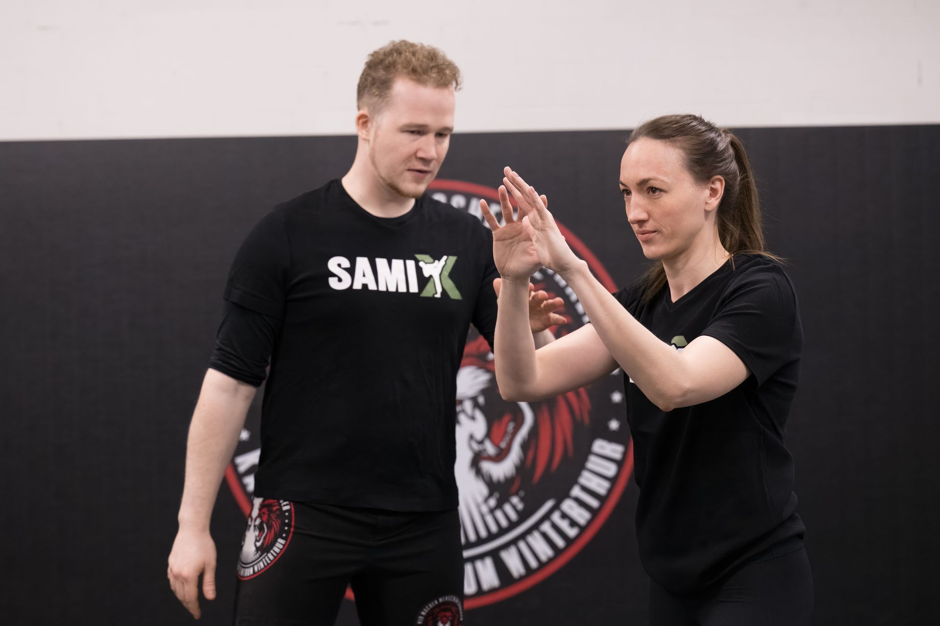 Eine Gruppe von Leuten trainiert in einem Fitnessstudio Boxen.