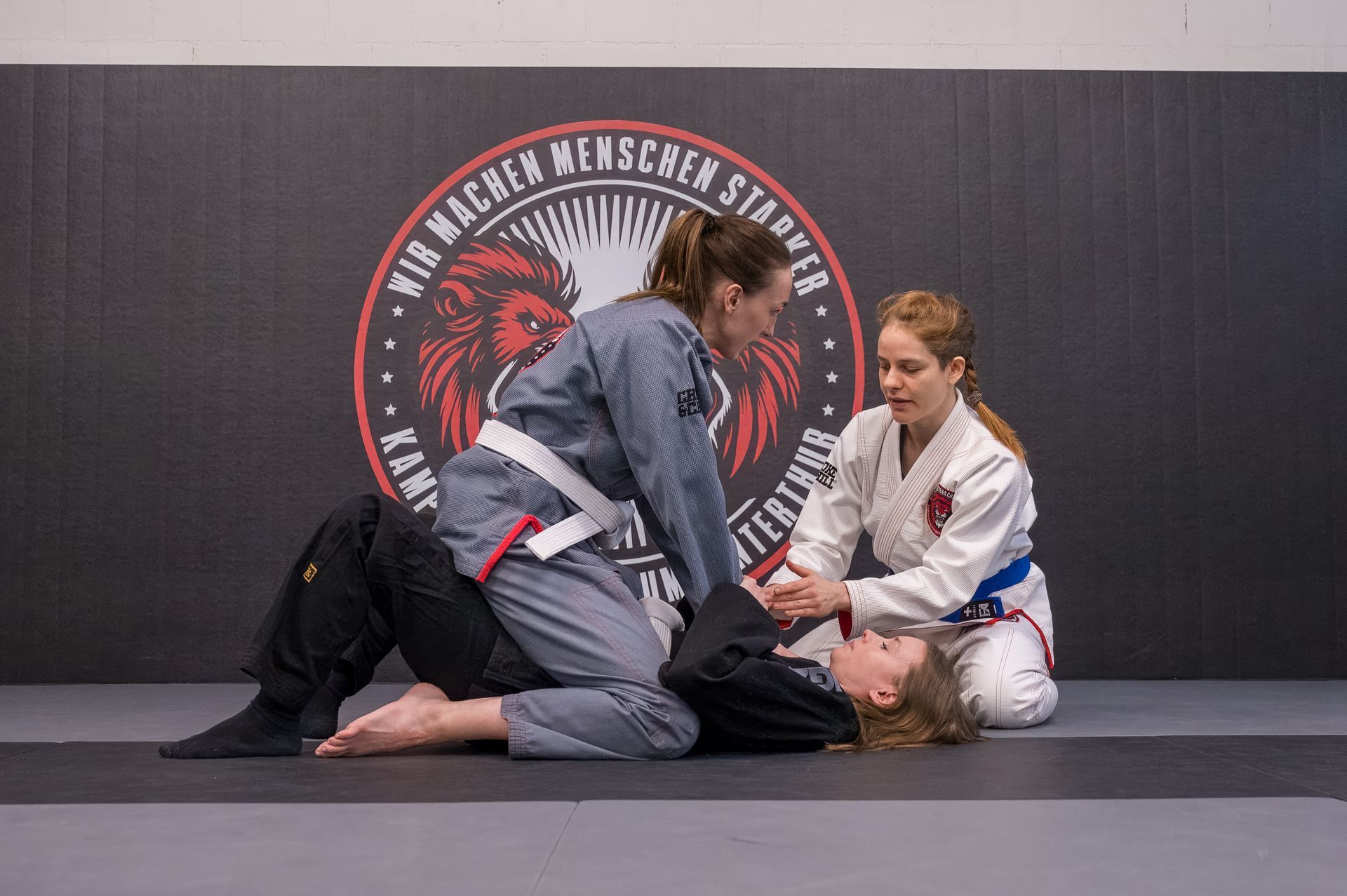 Bei einem Ringkampf liegt ein Mann auf einem anderen Mann.