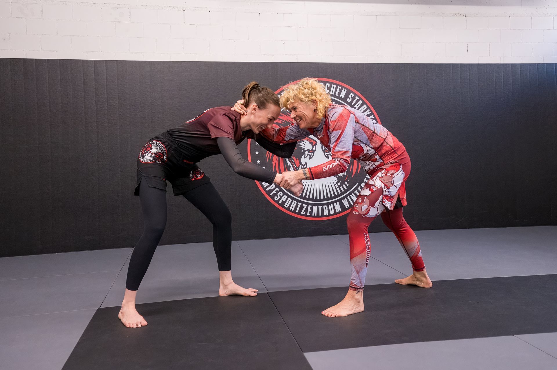 Zwei Männer trainieren in einem Fitnessstudio Jiu-Jitsu.