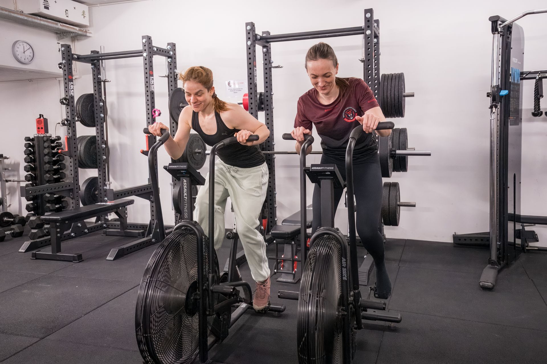 Zwei junge Jungen üben in einem Fitnessstudio auf einer Matte Kampfsport.