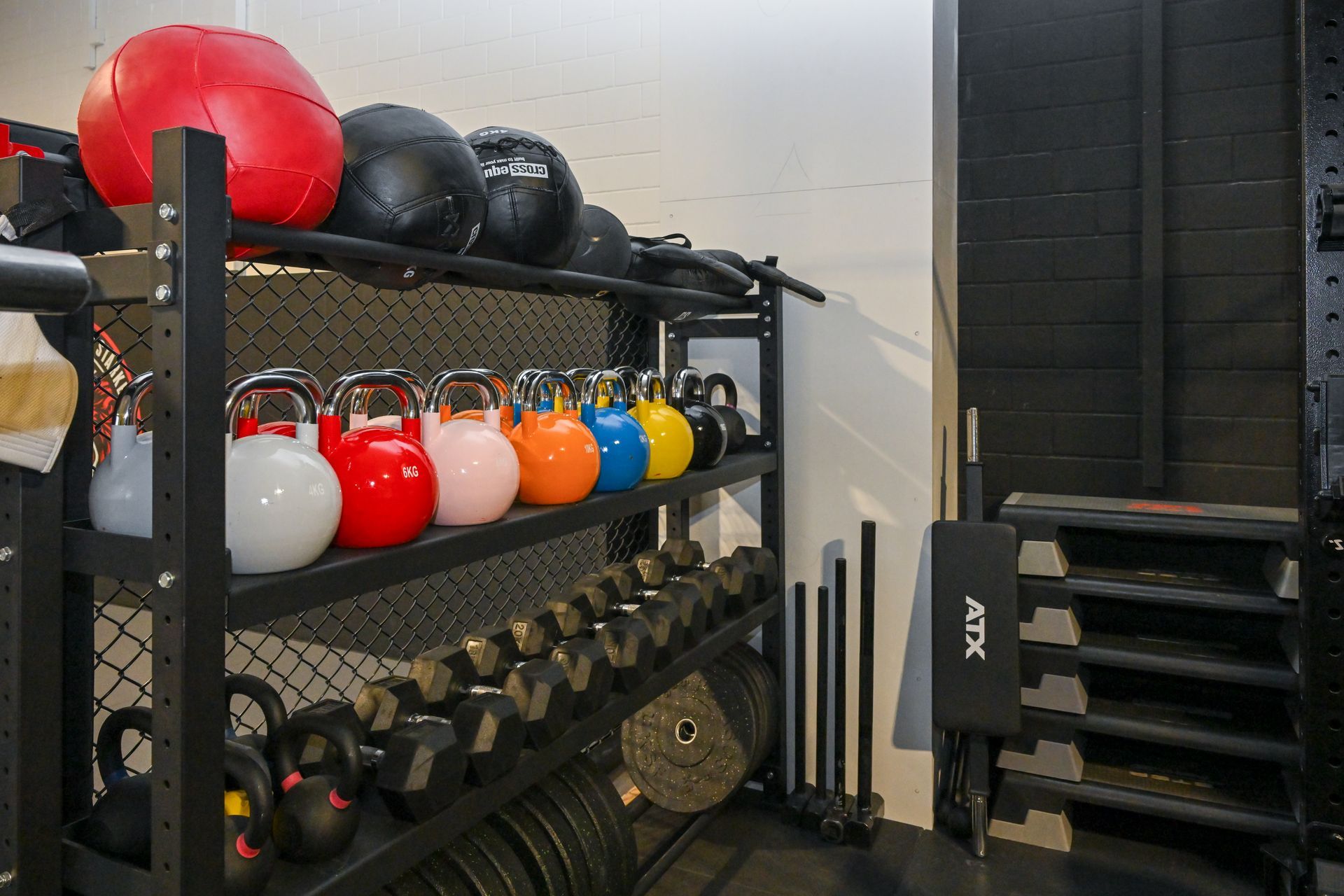 Eine Reihe übereinander gestapelter Hanteln