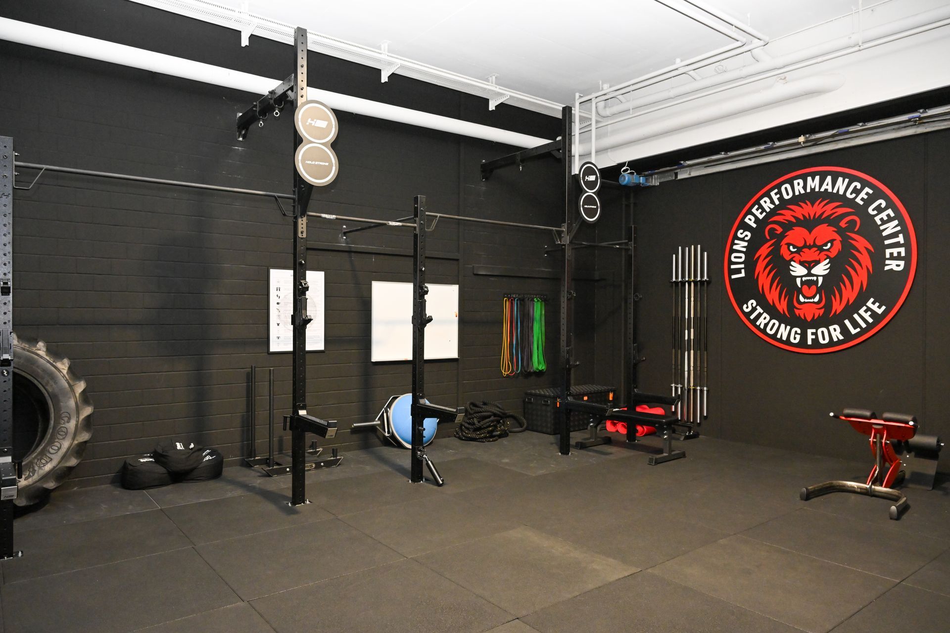 In einem Fitnessstudio hängt ein Boxsack von der Decke.