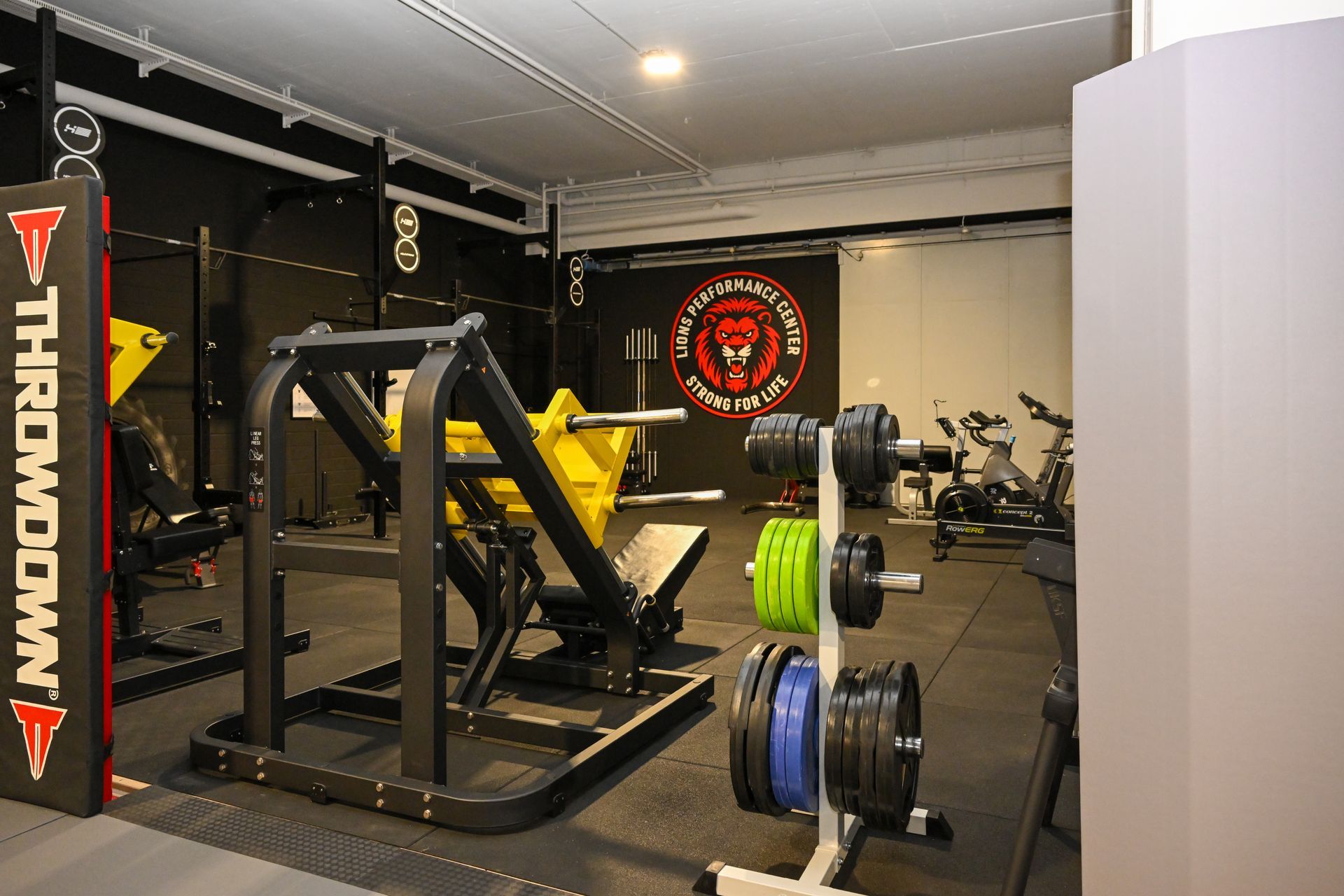 In einem Fitnessstudio hängt ein Boxsack von der Decke.