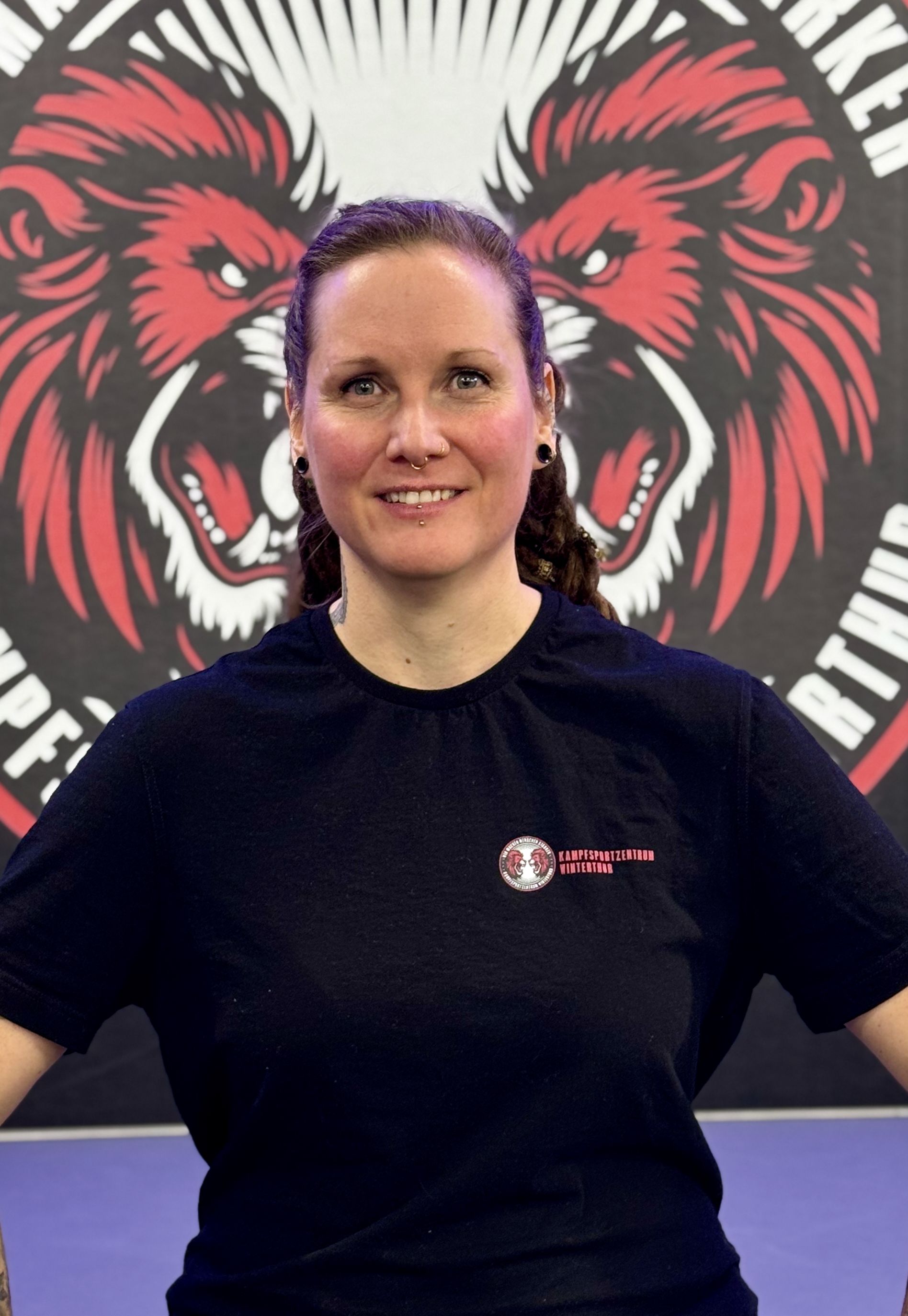 Die Silhouette einer Frau ohne Gesicht auf weissem Hintergrund.